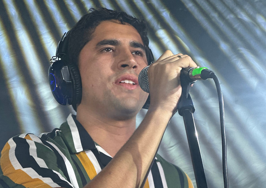 Estudiante practicando cómo cantar mejor en Classicstone Music Center