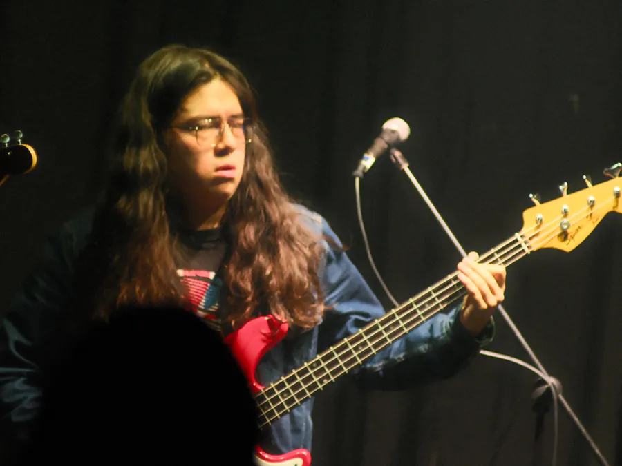Estudiante de bajo de Classicstone Music Center en Bogotá (1 de 8)