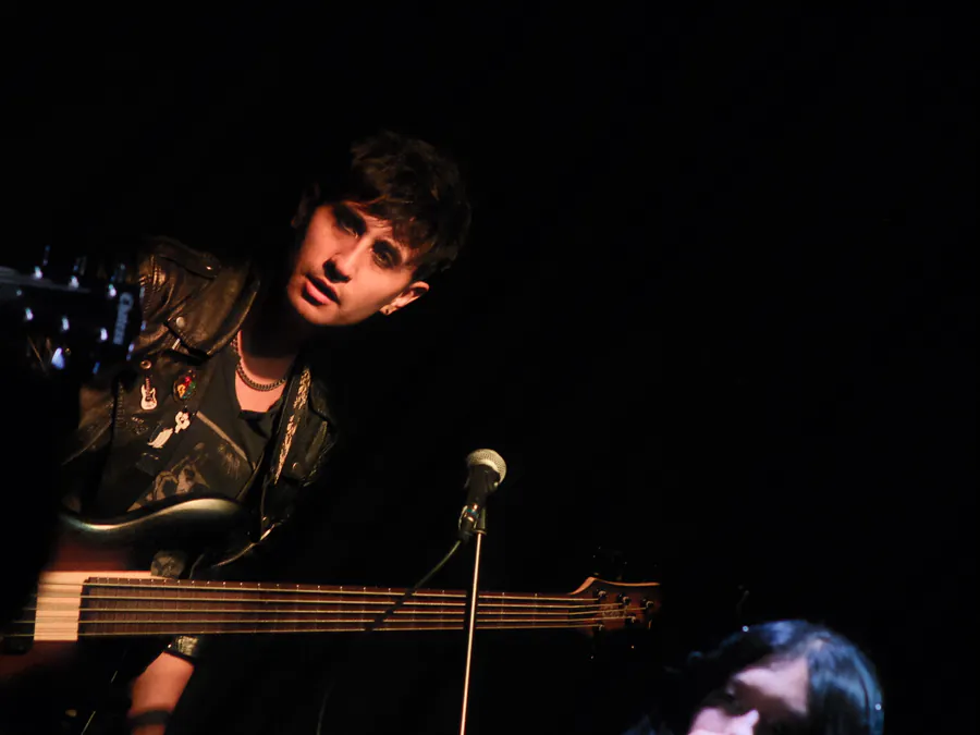 Estudiante de bajo de Classicstone Music Center en Bogotá (2 de 8)