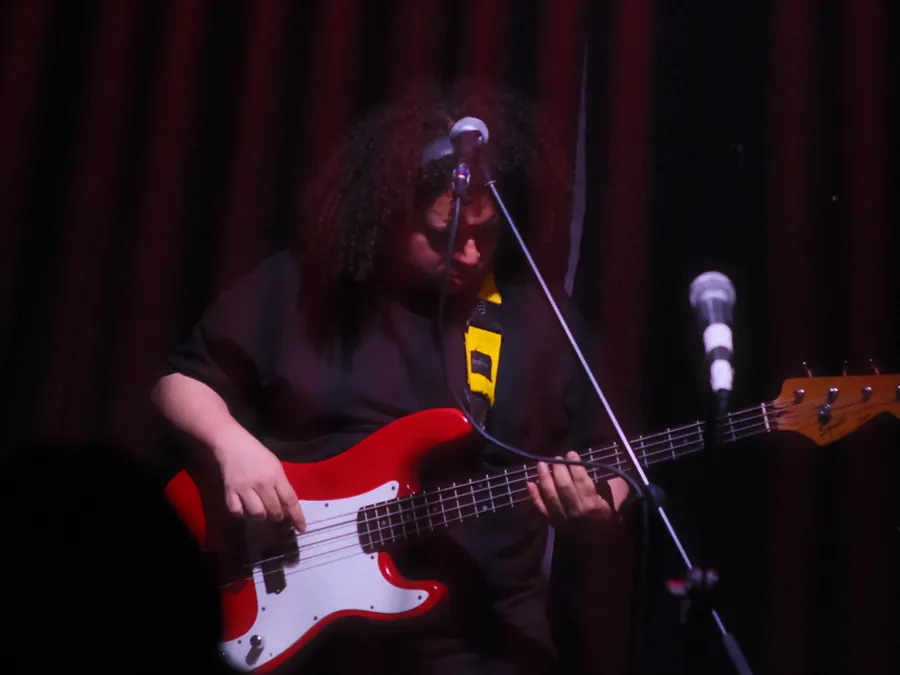 Estudiante de bajo de Classicstone Music Center en Bogotá (3 de 8)