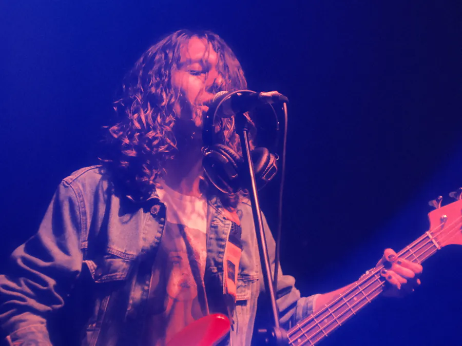 Estudiante de bajo de Classicstone Music Center en Bogotá (5 de 8)