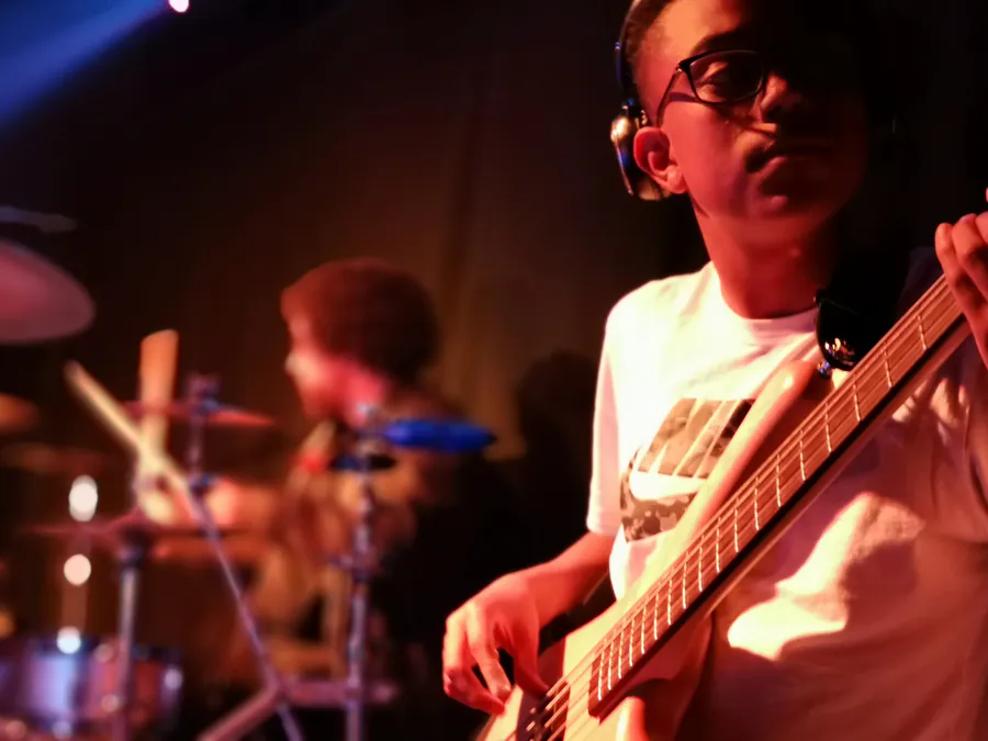 Estudiante de bajo de Classicstone Music Center en Bogotá (6 de 8)