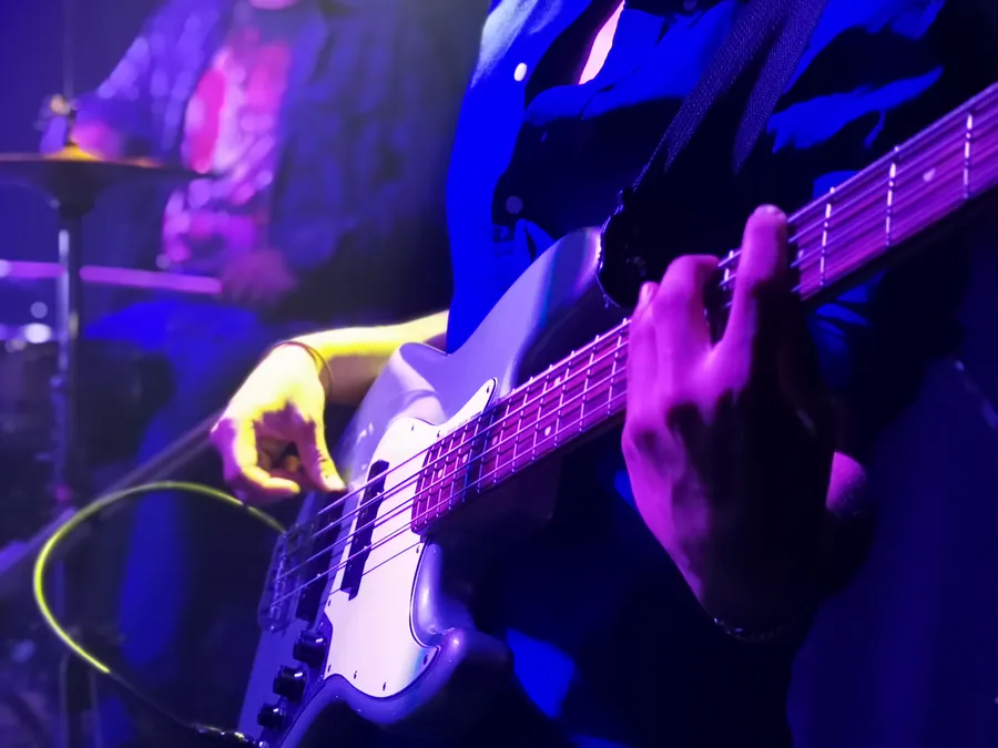 Estudiante de bajo de Classicstone Music Center en Bogotá (8 de 8)