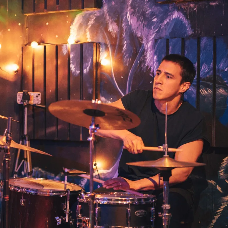 Miguel Cadena, baterista de sesión, compositor y cantautor de Classicstone Music Center