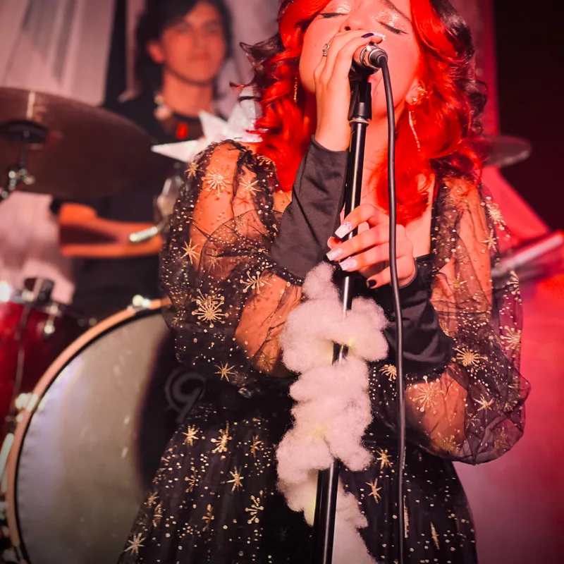 Sofía Quiceno Villa, cantante, tecladista y compositora de Classicstone Music Center