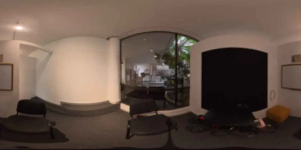 Instalaciones de Classicstone Music Center en Bogotá: salón de bajo en recorrido 360°